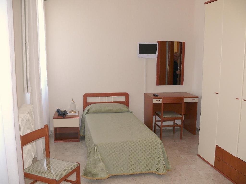 Albergo Casa Del Pellegrino Monte Sant'Angelo Ruang foto