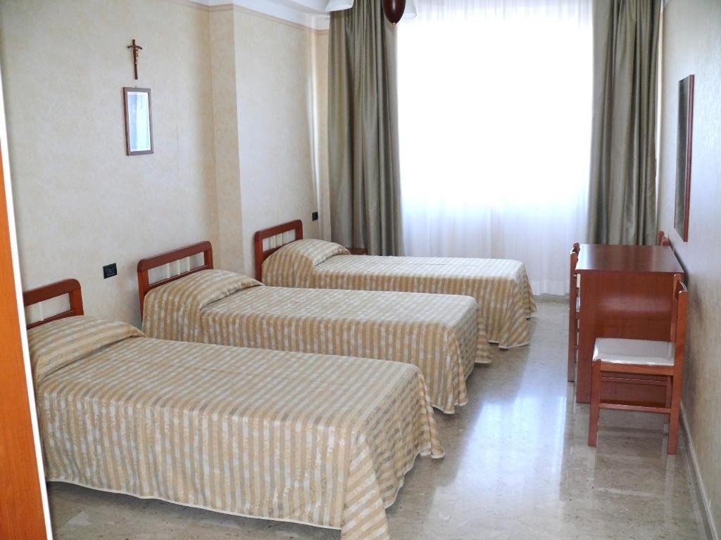 Albergo Casa Del Pellegrino Monte Sant'Angelo Ruang foto