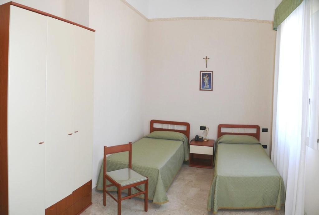 Albergo Casa Del Pellegrino Monte Sant'Angelo Ruang foto