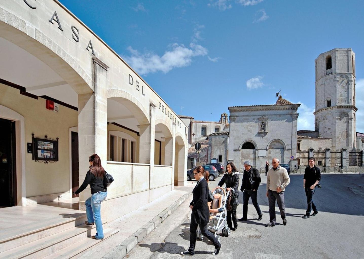 Albergo Casa Del Pellegrino Monte Sant'Angelo Bagian luar foto