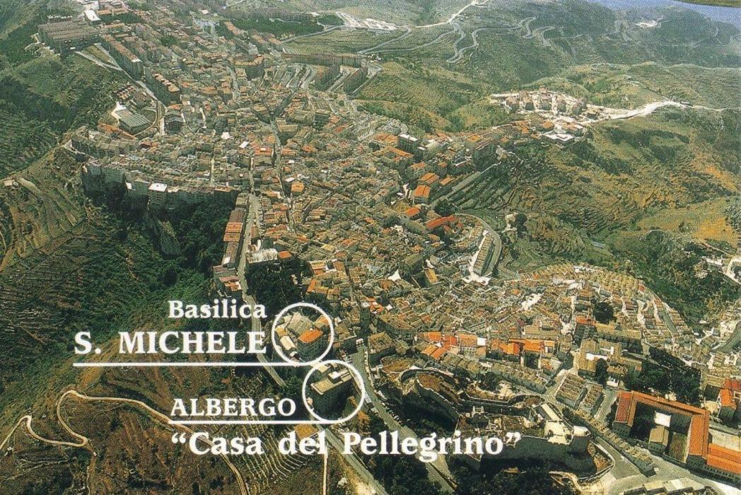 Albergo Casa Del Pellegrino Monte Sant'Angelo Bagian luar foto