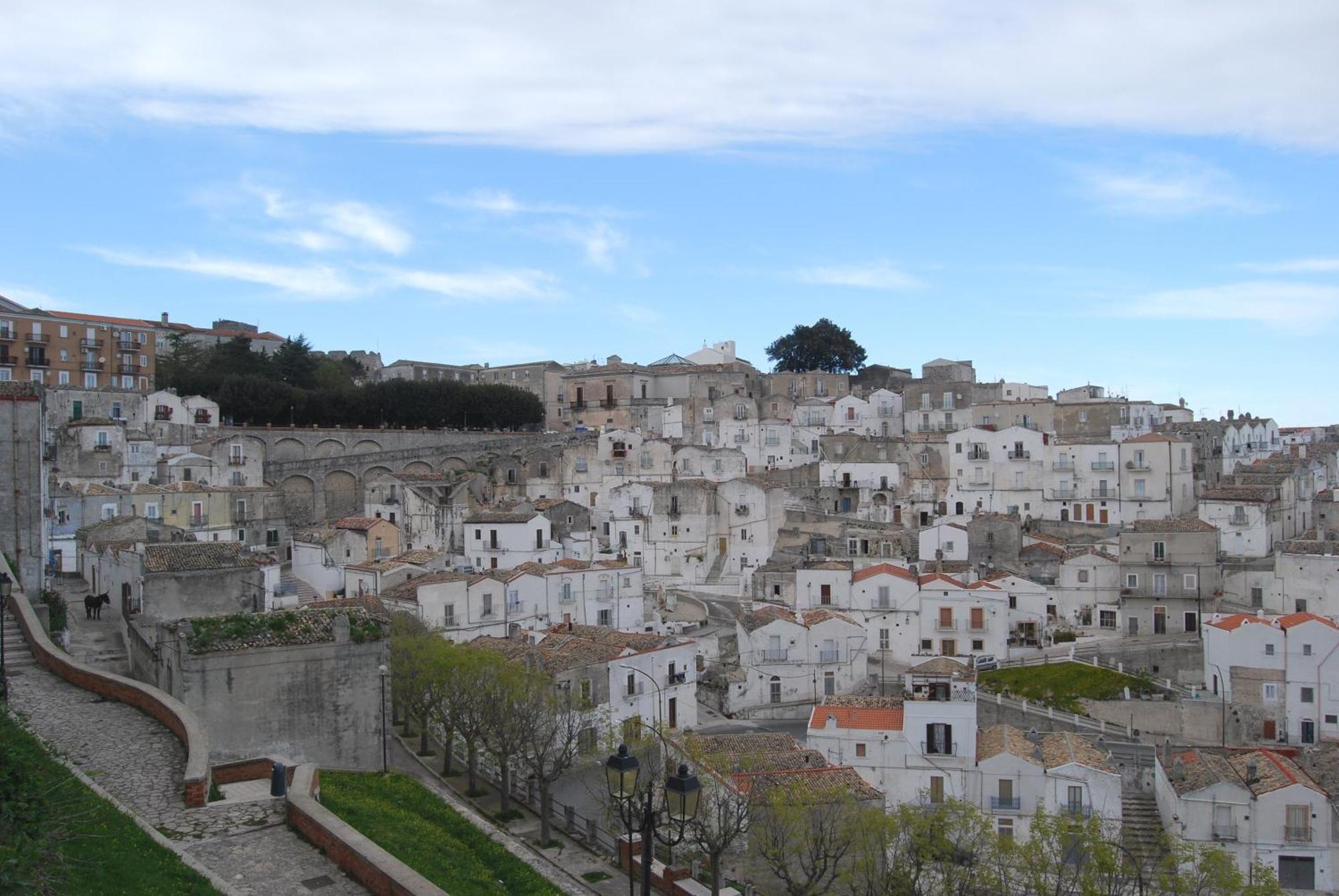 Albergo Casa Del Pellegrino Monte Sant'Angelo Bagian luar foto